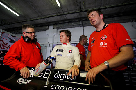 FC Midtjyllands racerkører Kasper Andersen er klar til weekendens Superleague Formula-løb på Doningtong-banen i England. De sidste detaljer diskuteres med mekanikerne.